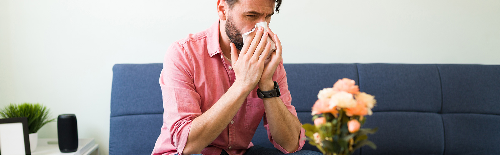 Eine verstopfte Nase wird oft durch eine Schwellung der Nasenschleimhaut verursacht.
